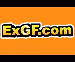 brunette in vestito viola