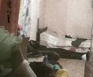 spiando attraverso la vetrinistica teenager