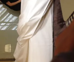 brunetta molto carina mostrando il suoi piedi bella