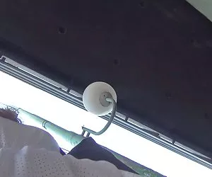 alzati la gonna Guardoni Adolescente in strada ventoso