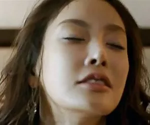 Sarah è una giovane puttana all'inizio del video