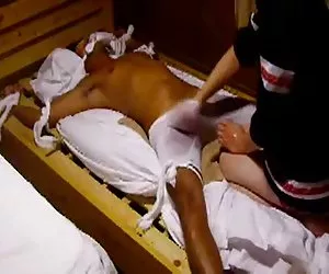 La ragazza prende due ragazzi