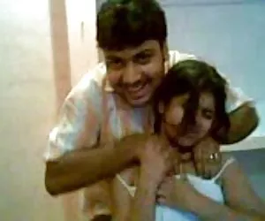 La castità Lynn scopare il suo piccolo culo con grossi giocattoli