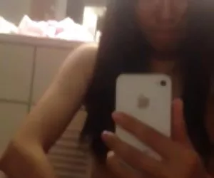 Tatuato hottie cadenza St. John diffonde le gambe per le dita