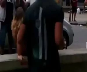 Bella ragazza bruna con un culo