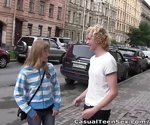 Il sesso-dipendente di soddisfare un uomo in strada