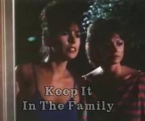 Gelsomino e sativa Rose prendendo colpi nelle loro bocche