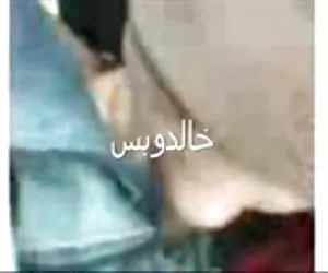 madre di mezza età si spoglia nello spogliatoio