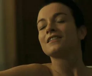 ragazza bianca con gigantesco culo farsi scopare da ragazzo nero