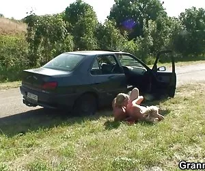 donna matura con due ragazzi giovani