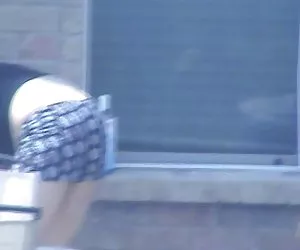 ragazze con le loro mani e la bocca