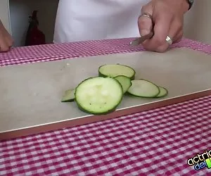 deepthroat matura mangia sborra di troc