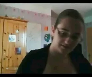 ragazza nera tettona succhia e ingoia