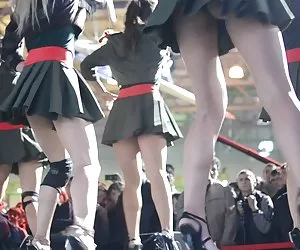 ragazza giapponese scopa e succhia gallo