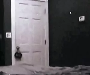 Ashley blue in un lattice catsuit ottiene pestate nel culo da due ragazzi di rb