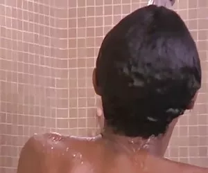 splendide donne in calze a rete ingoia grande gallo nero