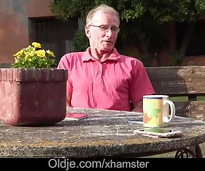 Curious perfetto adolescente giovane mangia stretto fidanzata bagnata