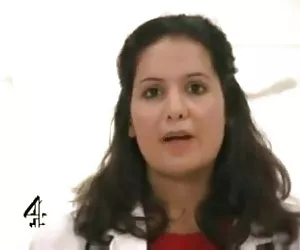 sentendo le mutandine mentre lei guarda un film