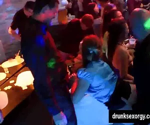 vagabondi di bellezza succhiare cazzi in pubblico