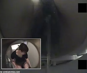 Tatiana gode il bagno seguito da masturbarsi