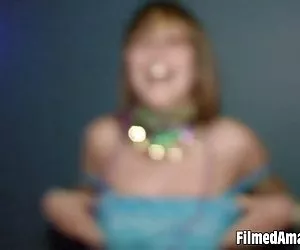 cum assetato bionda lecca un carico enorme