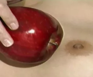 kortney kane e jenni lee condividere un gallo