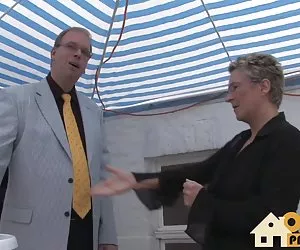 alte frau massiert schwanz