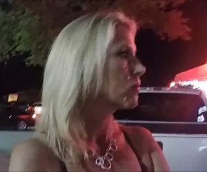 lampeggiare le mie mutandine mentre cucinare la vostra cena