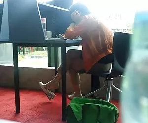 amatoriali asiatiche milf shoeplay penzoloni piedi presso Biblioteca