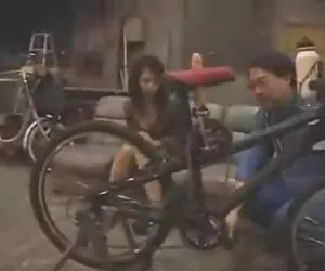 Bella GF succhia il piccolo cazzo