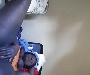 Miss arroyo succhia e ingoia piacevole carico