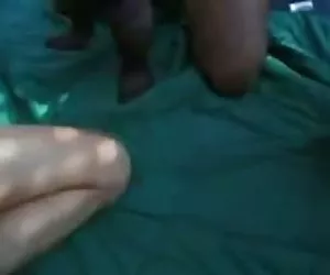 Nikita si diverte in un divano