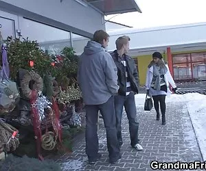 Bionda avendo un assolo di piacere
