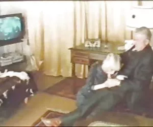 Candy Evans lecca lo sperma dei piatti