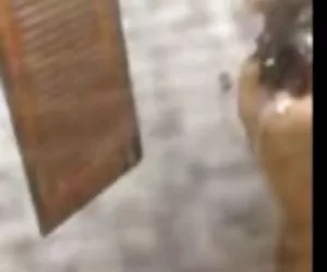 Joe e la fede prendendo una boccata d'aria fresca