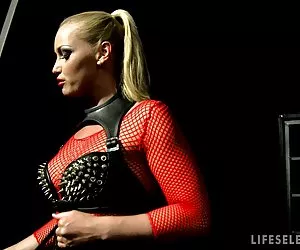 Lei potrebbe essere tua mamma zucchero se ya trattare che figa proprio