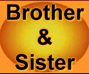 cagna in calore insegue un grande gallo nero