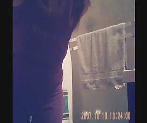 ragazza carina giovane figa rasata succhia cazzo e ottiene la sua figa allungata di giocattoli grandi