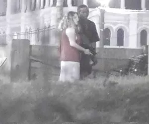 cute teen bruna scopata all'aperto