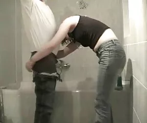 adolescente utilizza i suoi buchi