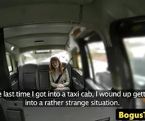 un uomo di spiaggia pubblica condividere sua moglie con un estraneo voyeur