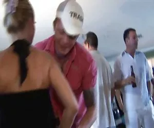 succhiare le dita dei piedi, mentre un altro uomo mi scopa