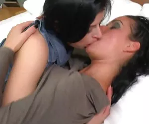 Capri ha qualche divertimento ragazza di vacanza con un caldo bruna