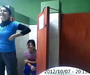 bella ragazza scopa il suo amante con un strapon grasso