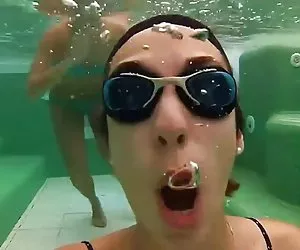 carino giocare con gli amici sott'acqua