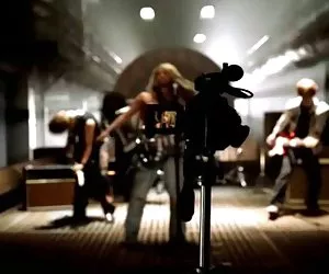 Petite bionda Tasha lecca e succhia il cazzo in ginocchio