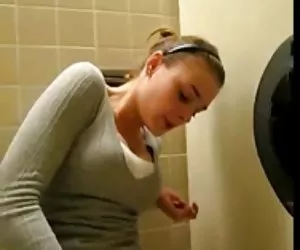 La bellezza ama il grande gallo nero nel suo culo