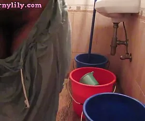 Lesbiche azione diventa trio con strap-on