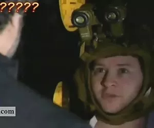 donna gloryhole si trova presso la stazione di rifornimento