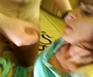 premendo le tette in autobus e giocando